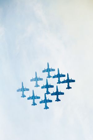Группа самолетов летит вверх